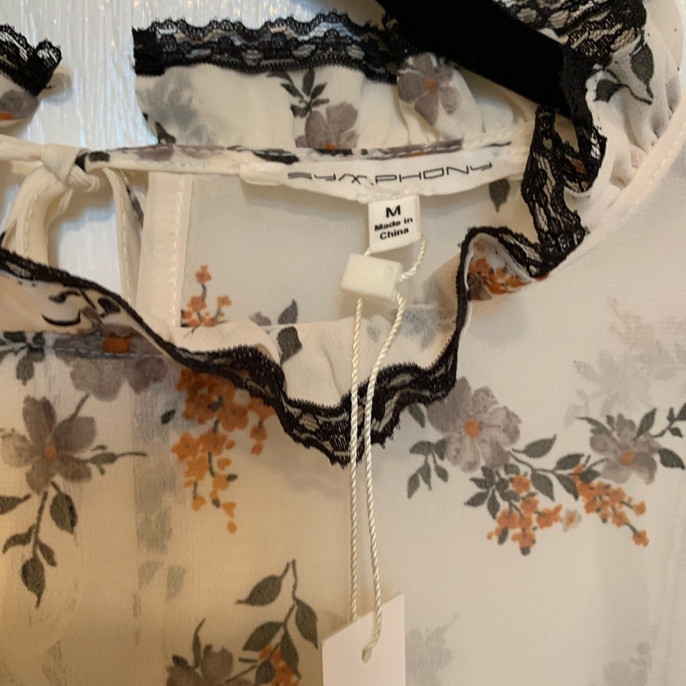 Beautiful blouse - Picture 3 of 4